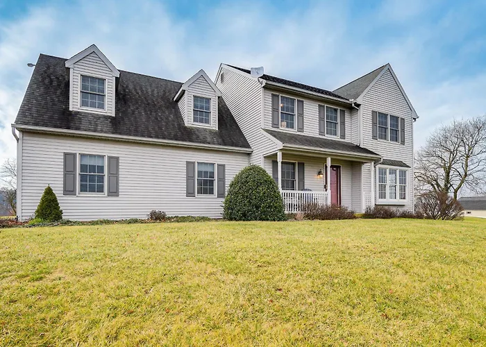 Spacious Ronks Getaway With Deck And Grill!