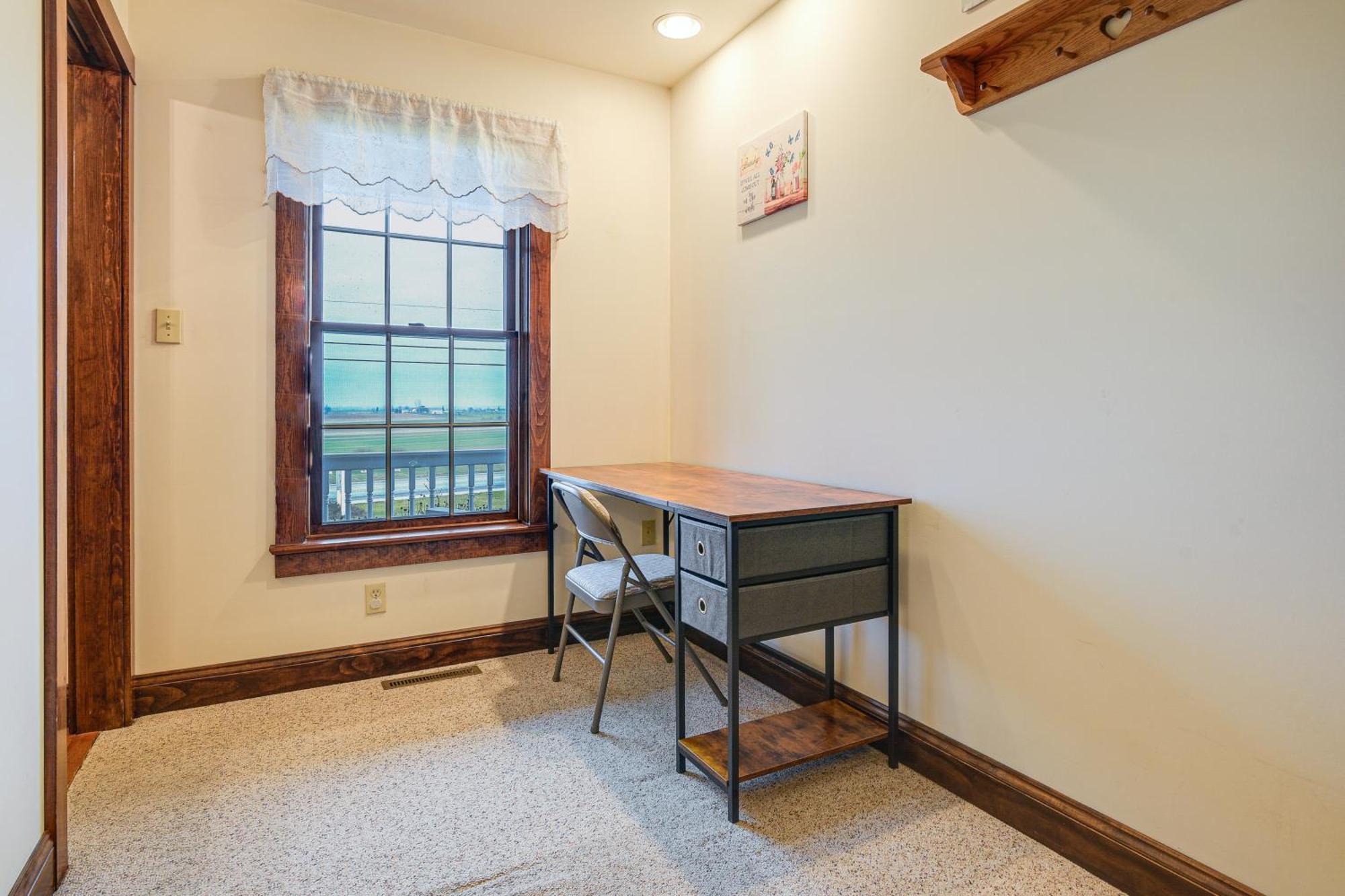 Spacious Getaway With Deck And Grill! *