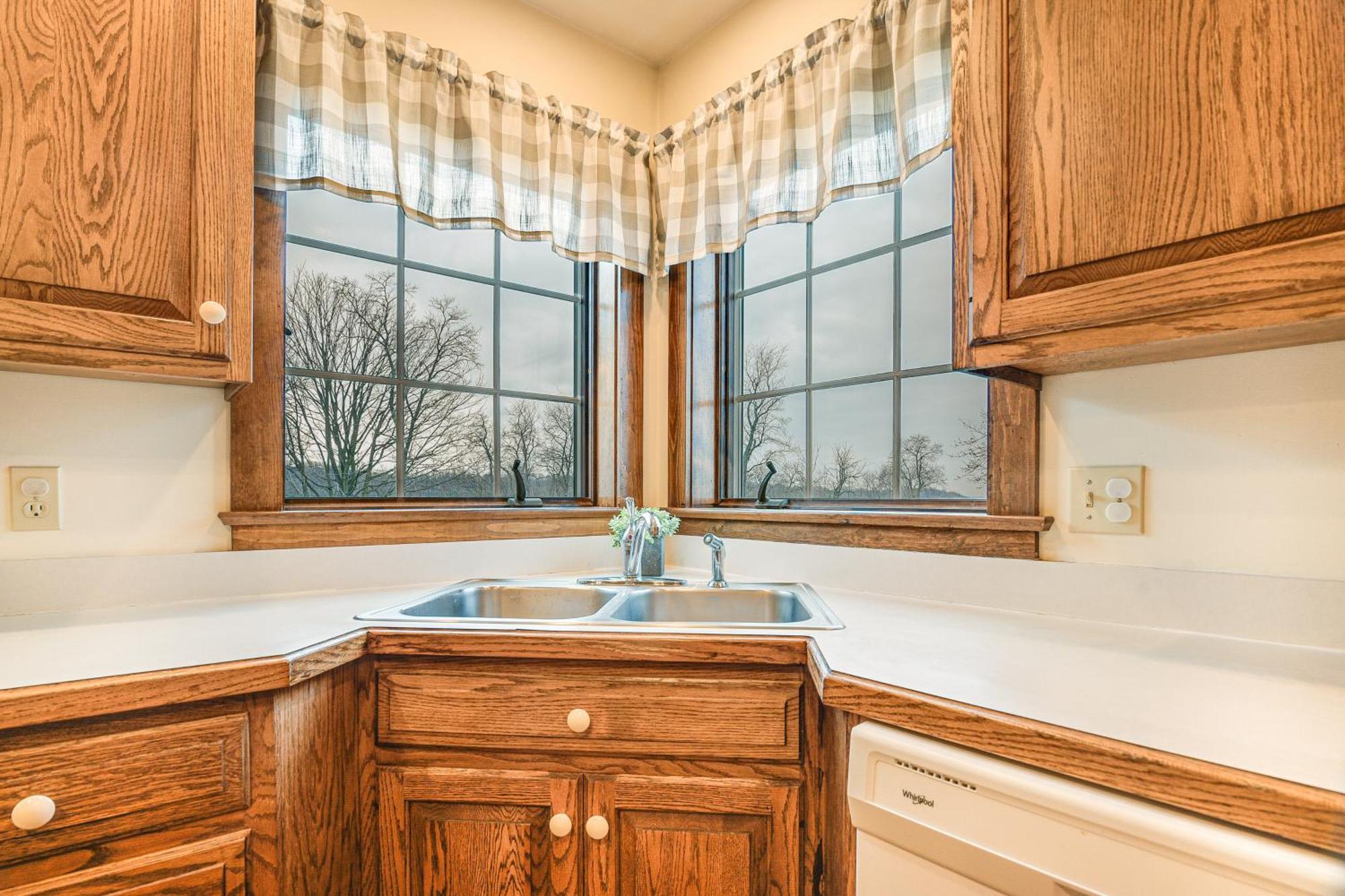 Spacious Getaway With Deck And Grill!